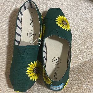 Hand painted Tom’s in women’s size 6